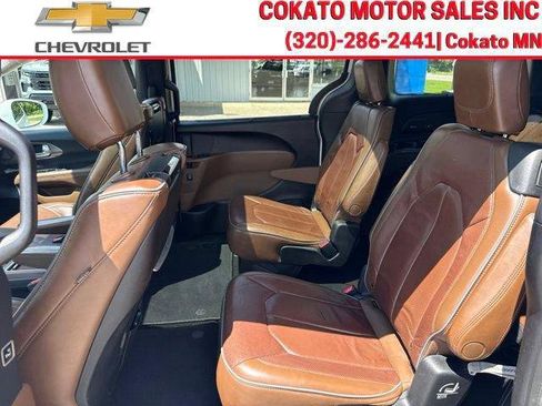 Used 2017 Chrysler Pacifica Limited w/ UConnect Theater Package FWD image 13