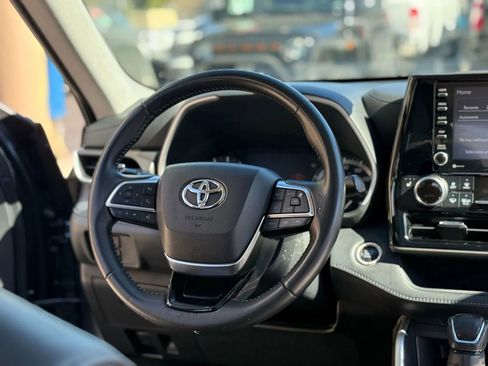 Used 2020 Toyota Highlander XLE image 26