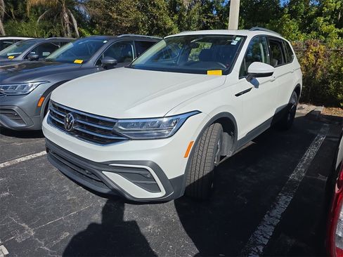 Used 2023 Volkswagen Tiguan SE w/ Panoramic Sunroof Package image 1