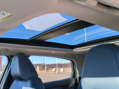 Used 2024 Nissan Ariya AWD image 17