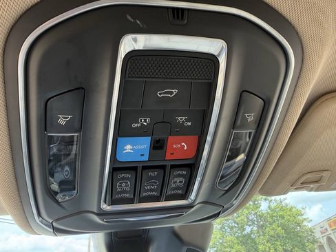 Used 2022 Jeep Grand Cherokee Limited AWD/4WD image 12