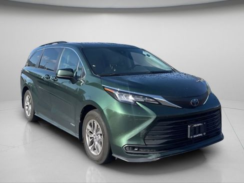 Used 2021 Toyota Sienna LE AWD/4WD image 2