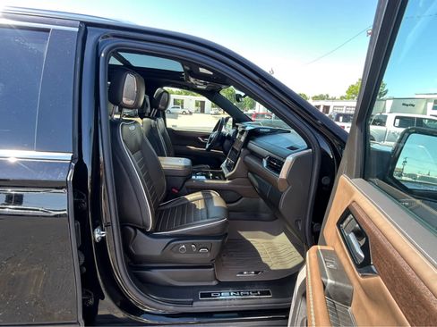 Used 2025 GMC Yukon XL Denali Ultimate w/ LPO, Floor Liner Package AWD/4WD image 24