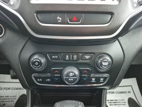 Used 2020 Jeep Cherokee Trailhawk w/ Cold Weather Group image 27