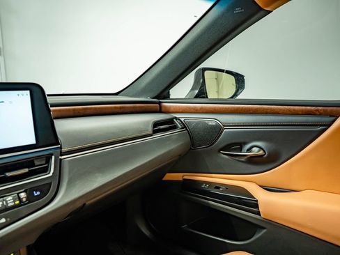 Certified 2025 Lexus ES 300h w/ Accessory Package (Z2) FWD image 31