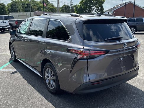 Used 2021 Toyota Sienna XLE w/ XLE Plus Package FWD image 2