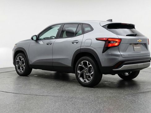 Used 2025 Chevrolet Trax LT FWD image 6