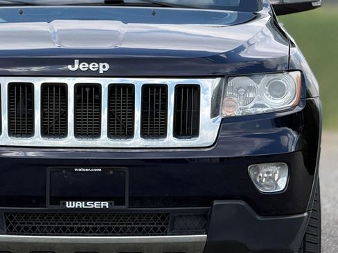 Used 2011 Jeep Grand Cherokee Limited w/ Luxury Group II image 12