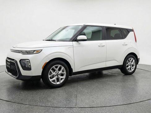 Used 2025 Kia Soul LX w/ LX Technology Package image 3