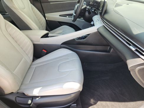 Used 2025 Hyundai Elantra Limited FWD image 16