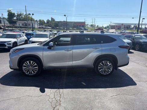 Used 2024 Toyota Highlander Platinum AWD/4WD image 2
