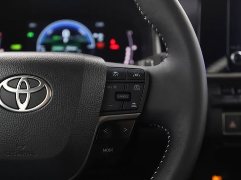 Used 2025 Toyota Camry SE w/ Convenience Package image 26