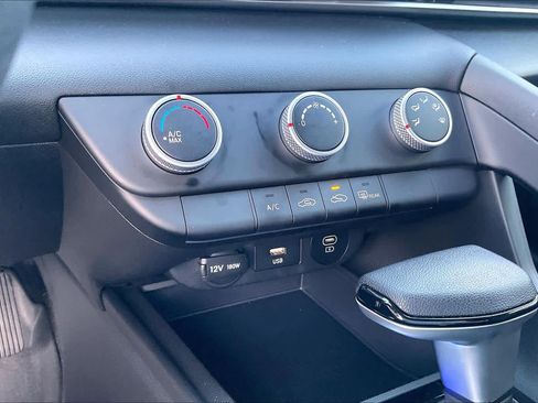 Used 2024 Hyundai Elantra SE image 34