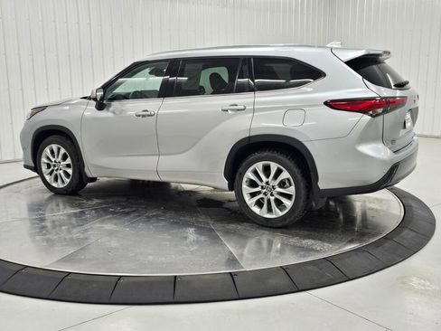 Used 2022 Toyota Highlander Limited AWD/4WD image 3
