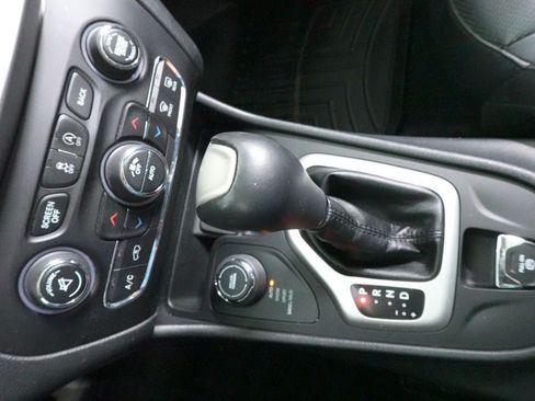 Used 2017 Jeep Cherokee Overland AWD/4WD image 17