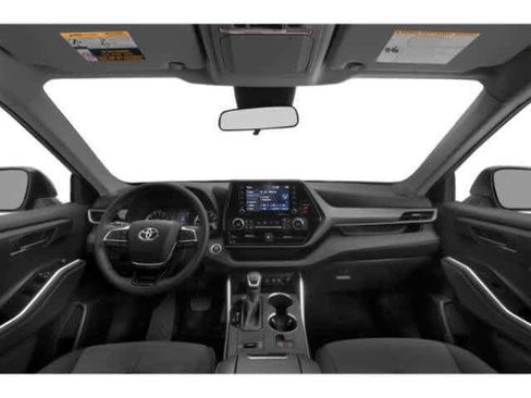 Used 2021 Toyota Highlander LE FWD image 4