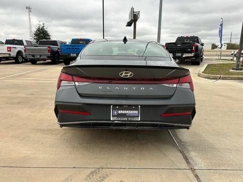 Used 2025 Hyundai Elantra Sport image 6
