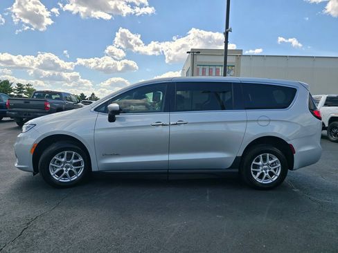 Used 2023 Chrysler Pacifica Touring-L FWD image 5