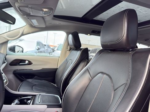 Used 2024 Chrysler Pacifica Limited image 26