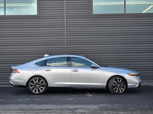Used 2023 Honda Accord Touring image 3