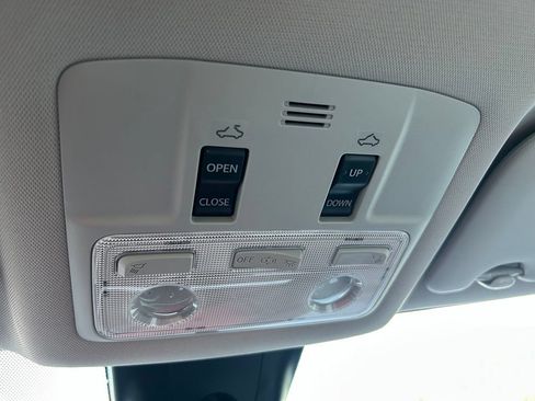 Used 2018 Toyota Corolla SE w/ SE Premium Package FWD image 30