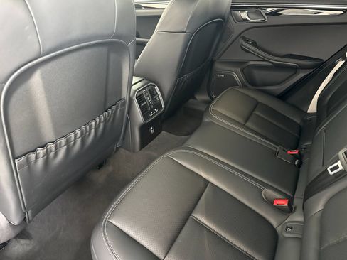 Certified 2025 Porsche Macan AWD/4WD image 14