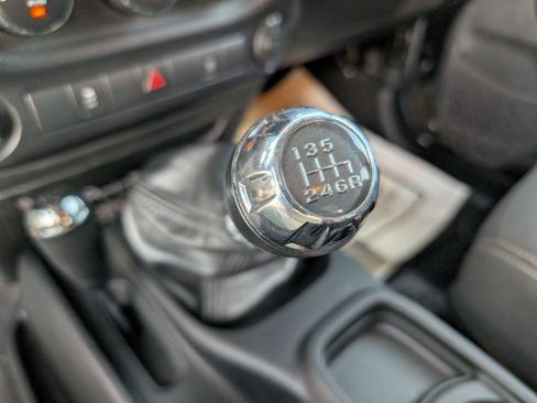 Used 2015 Jeep Wrangler Unlimited Sahara w/ Connectivity Group AWD/4WD image 20