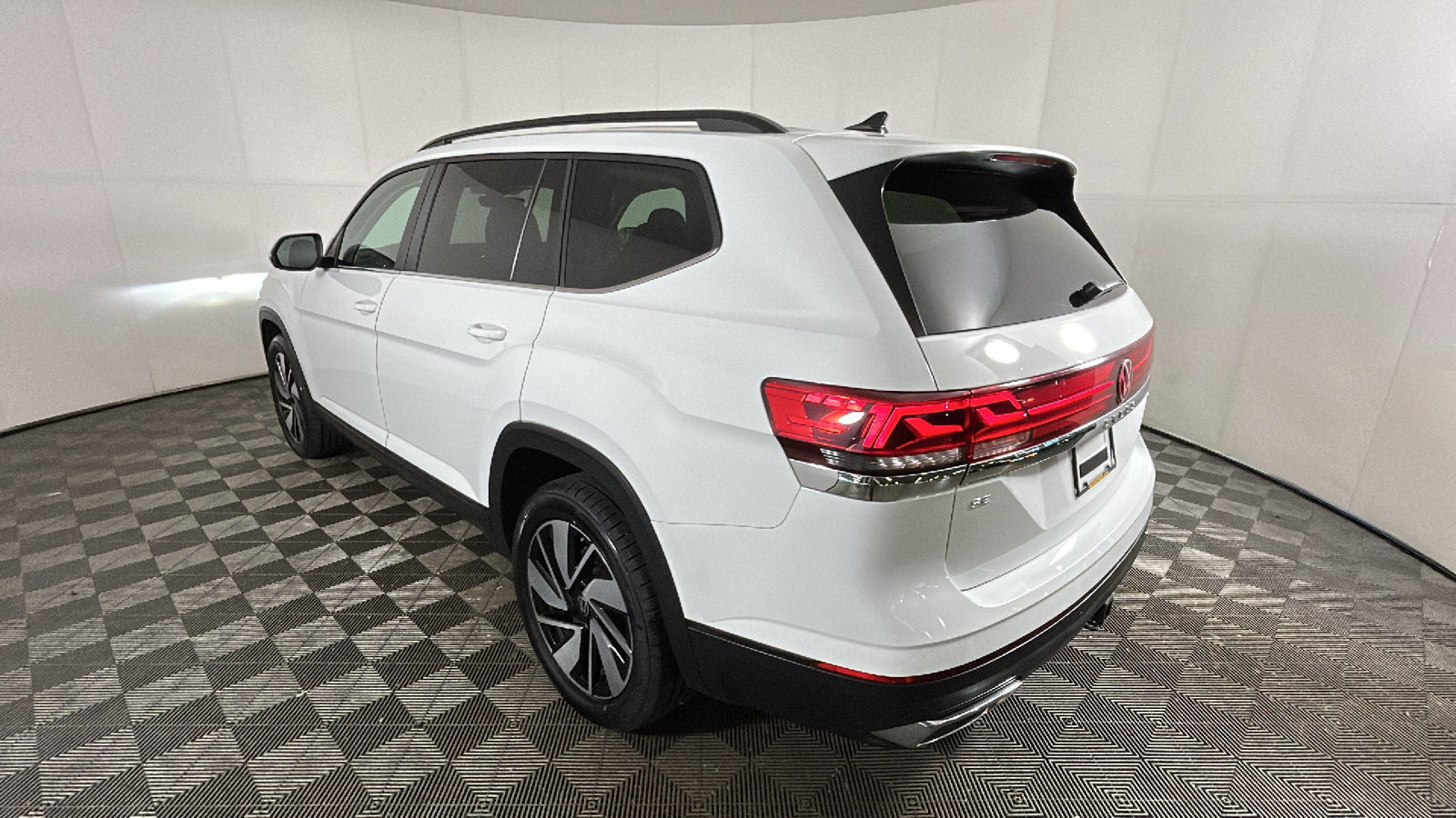 Used 2025 Volkswagen Atlas SE AWD/4WD image 4