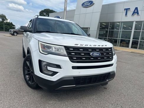 Used 2017 Ford Explorer XLT w/ Equipment Group 202A FWD image 5