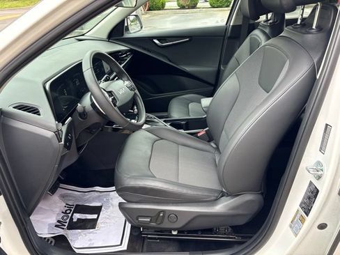 Used 2024 Kia Niro EX Touring FWD image 11