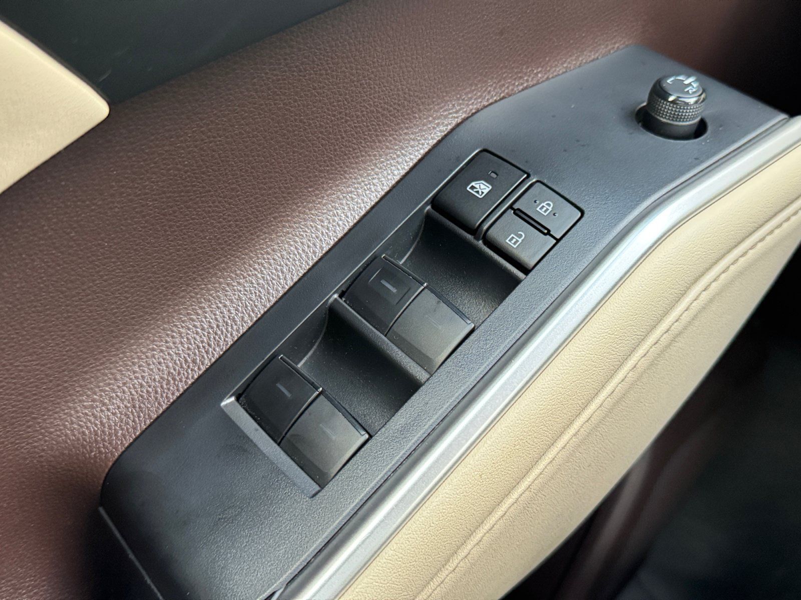 Used 2022 Toyota Highlander XLE AWD/4WD image 19