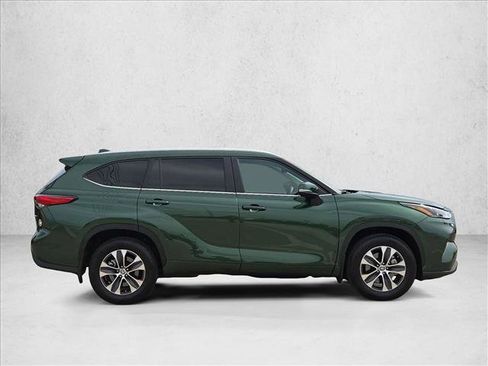 Used 2023 Toyota Highlander XLE FWD image 4