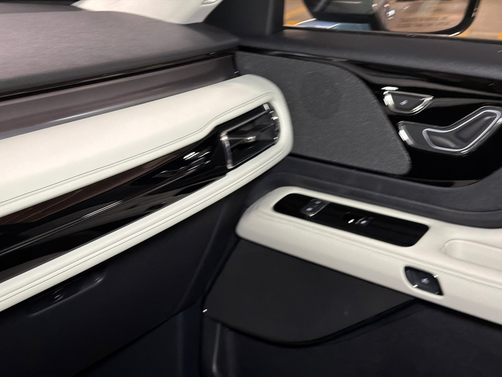 New 2027 Lincoln Aviator AWD image 29