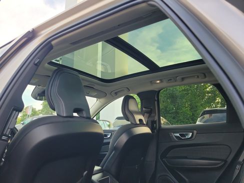 Used 2023 Volvo XC60 B5 Core AWD/4WD image 13