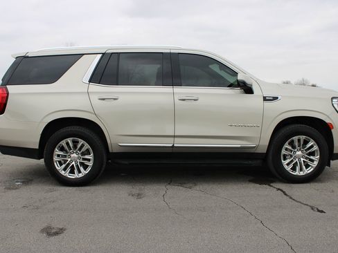 Used 2023 GMC Yukon SLT w/ SLT Luxury Package image 8