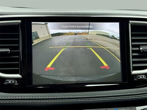 Used 2023 Chrysler Pacifica Touring-L image 16