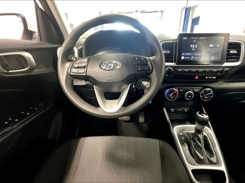 Used 2025 Hyundai Venue SE image 17