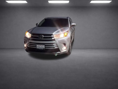 Used 2017 Toyota Highlander XLE w/ Carpet Mat Package FWD image 7
