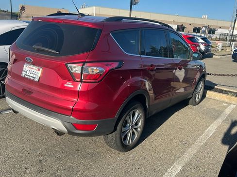 Used 2017 Ford Escape SE w/ Equipment Group 201A FWD image 2