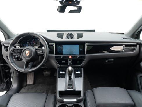 Certified 2025 Porsche Macan image 18
