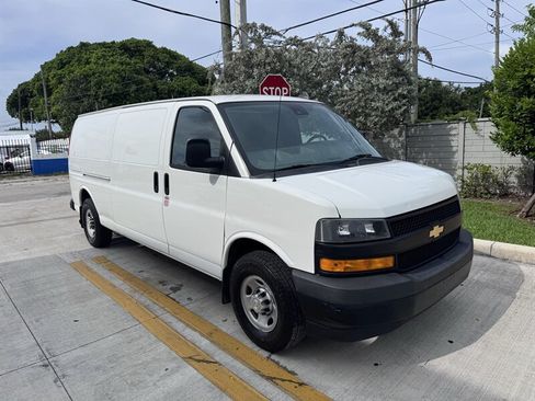 Used 2020 Chevrolet Express 3500 Extended w/ Driver Convenience Package RWD image 3