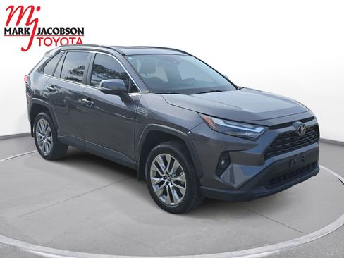 Used 2022 Toyota RAV4 XLE Premium image 5
