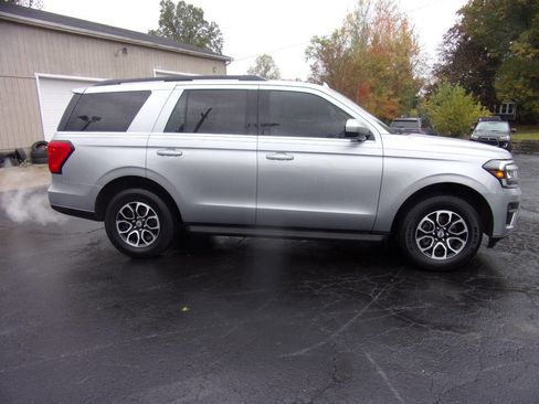 Used 2024 Ford Expedition XLT image 3