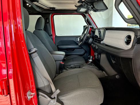 Used 2024 Jeep Wrangler Unlimited Sahara image 28