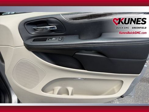 Used 2014 Chrysler Town & Country Touring FWD image 17