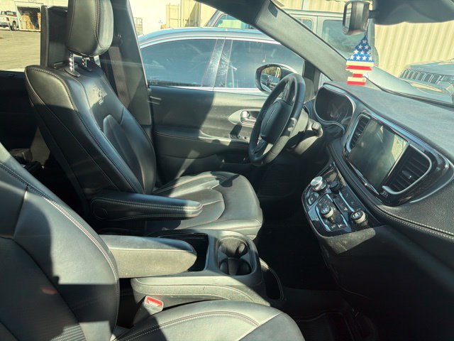 Used 2023 Chrysler Pacifica Touring-L w/ Uconnect Theater Family Group FWD image 5