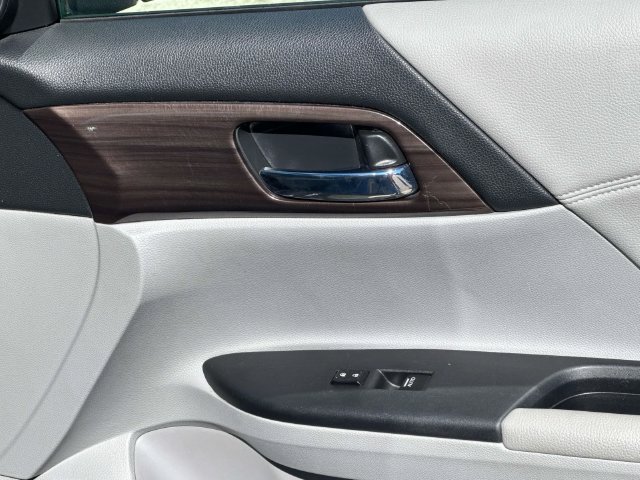 Used 2017 Honda Accord EX-L image 18