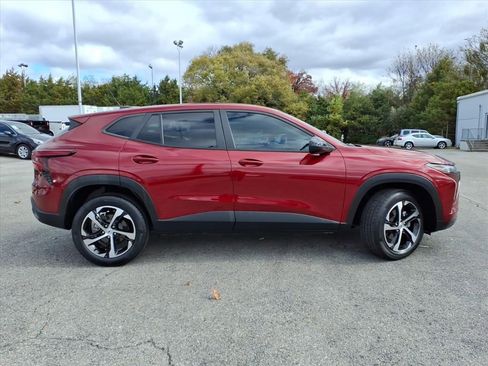 Used 2024 Chevrolet Trax RS w/ Sunroof Package image 3