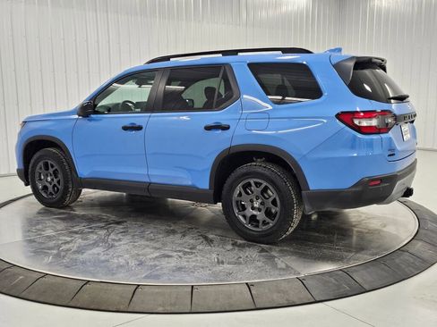 Certified 2025 Honda Pilot TrailSport image 3