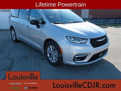 New 2026 Chrysler Pacifica Limited w/ Uconnect Theater Family Group